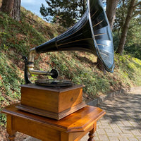 Gramophone PATHE d'époque avec son meuble bas