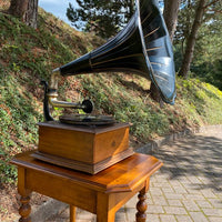 Gramophone PATHE d'époque avec son meuble bas