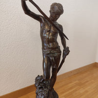 Statue en bronze du XIXe siècle représentant David vainqueur de Goliath,