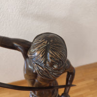 Statue en bronze du XIXe siècle représentant David vainqueur de Goliath,