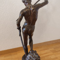 Statue en bronze du XIXe siècle représentant David vainqueur de Goliath,