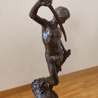 Statue en bronze du XIXe siècle représentant David vainqueur de Goliath,