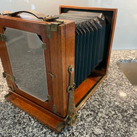 Appareil photo ancien en bois