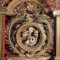 Reliquaire du XVIIIe siècle façon retable aux 21 reliques