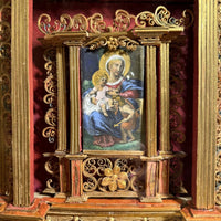 Reliquaire du XVIIIe siècle façon retable aux 21 reliques