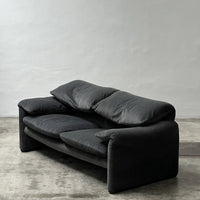 Canapé 2 places au design épuré signé Enzo Magistretti pour Cassina.