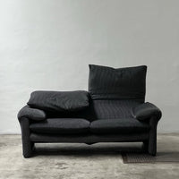 Canapé 2 places au design épuré signé Enzo Magistretti pour Cassina.