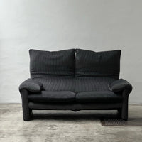 Canapé 2 places au design épuré signé Enzo Magistretti pour Cassina.