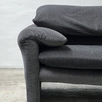 Canapé 2 places au design épuré signé Enzo Magistretti pour Cassina.
