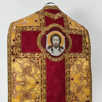 Chasuble romaine traditionnelle en or, ornée de l'image du Mandylion