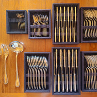 Service de couverts Christofle en métal argenté, composé de 81 pièces.