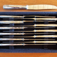 Service de couverts Christofle en métal argenté, composé de 81 pièces.