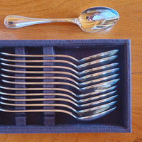 Service de couverts Christofle en métal argenté, composé de 81 pièces.