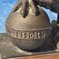 Statuette en bronze représentant un coq liberté
