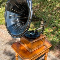 Gramophone PATHE d'époque avec son meuble bas