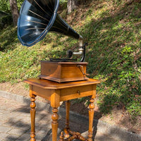 Gramophone PATHE d'époque avec son meuble bas