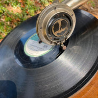 Gramophone PATHE d'époque avec son meuble bas