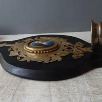 Grand bénitier ancien en bronze marbré avec médaillon en porcelaine vierge peinte à la main, bénitier émaillé.