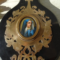 Grand bénitier ancien en bronze marbré avec médaillon en porcelaine vierge peinte à la main, bénitier émaillé.