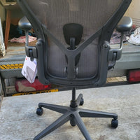 Chaise Herman Miller Aeron remasterisée taille B en graphite