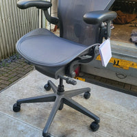 Chaise Herman Miller Aeron remasterisée taille B en graphite