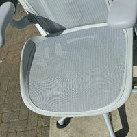 Herman Miller Aeron remasterisé taille C en parfait état gris minéral