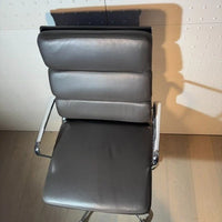 chaise Alu-Chair d'origine, modèle EA 219 Softpad, en cuir marron avec accoudoirs, Vitra.