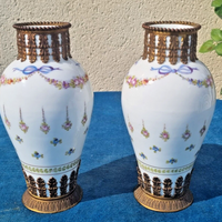 Jolie paire de vases anciens en porcelaine de Sèvres Cerclage en bronze