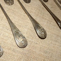 12 petites cuillères et pince à sucre anciennes en argent massif