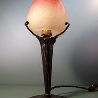 Lampe en fer forgé tulipe pâte de verre. Signé Schneider
