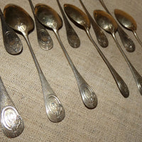 12 petites cuillères et pince à sucre anciennes en argent massif