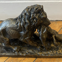 Bronze XIXe signé Fratin – Lion terrassant un sanglier – Sculpture animalière