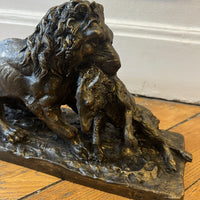 Bronze XIXe signé Fratin – Lion terrassant un sanglier – Sculpture animalière