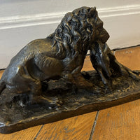Bronze XIXe signé Fratin – Lion terrassant un sanglier – Sculpture animalière