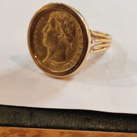 Bague ancienne en or jaune 18 carats avec un Napoléon