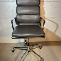 chaise Alu-Chair d'origine, modèle EA 219 Softpad, en cuir marron avec accoudoirs, Vitra.