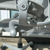 Herman Miller Aeron remasterisé taille C en parfait état gris minéral