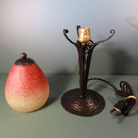 Lampe en fer forgé tulipe pâte de verre. Signé Schneider