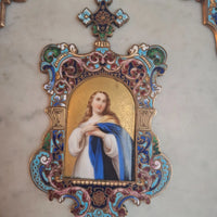 Bénitier mural XIXe siècle en marbre, bronze, doré et émaux cloisonnés