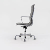 Chaise de bureau exécutive Herman Miller Eames Aluminum Group 2016 en gris