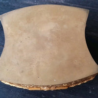 Ancienne boîte à bijoux capitonnée bronze ou laiton médaillon
