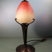 Lampe en fer forgé tulipe pâte de verre. Signé Schneider