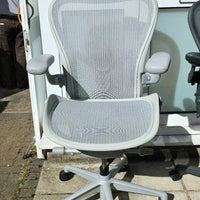 Herman Miller Aeron remasterisé taille C en parfait état gris minéral