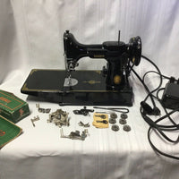 Machine à coudre poids plume vintage singer 221