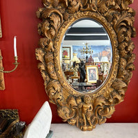 Très beau miroir qui présente des caractéristiques de style Louis XV