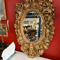 Très beau miroir qui présente des caractéristiques de style Louis XV