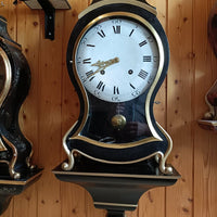 Horloge murale ancienne aux finitions noires et dorées