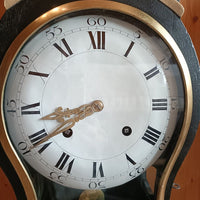 Horloge murale ancienne aux finitions noires et dorées