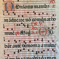 Feuille encadrée d'un antiphonaire, manuscrit enluminé en latin