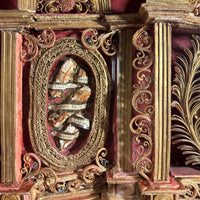 Reliquaire du XVIIIe siècle façon retable aux 21  reliques